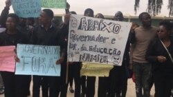 Professores voluntarios e alunos manifestam-se no Namibe - 1:54