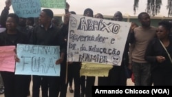 Manifestação de professores voluntários no Namibe