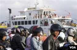Para penumpang yang antre menunggu keberangkataan kapal Ferry di Ketapang, Gilimanuk. (Foto: VOA)