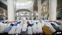 Нігерійські мусульмани моляться під час свята Ейд аль-Фітр в Абуджі