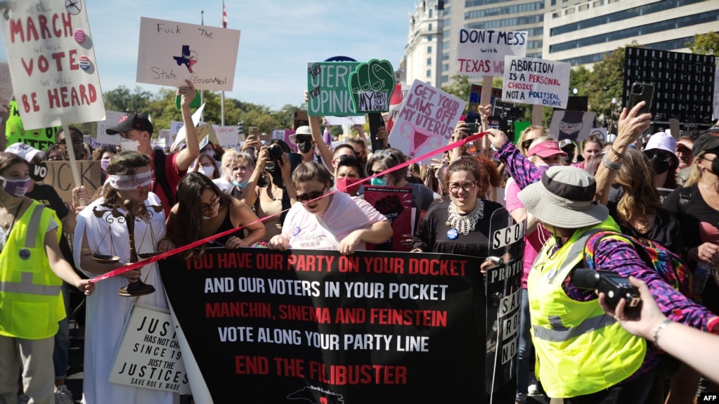 Para pengunjuk rasa ambil bagian dalam Pawai Perempuan dan Reli untuk Keadilan Aborsi di Washington, DC, pada 2 Oktober 2021. (Foto: AFP)