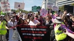 Demonstranti učestvuju u Ženskom maršu u Vašingtonu 2. oktobra 2021.