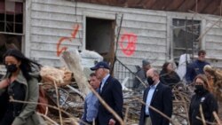 Presiden AS Joe Biden meninjau kerusakan yang timbul akibat tornado yang menghantam wilayah Dawson Springs, Kentucky, dalam kunjungannya pada 15 Desember 2021. (Foto: Reuters/Evelyn Hockstein)