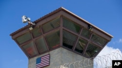 Bendera Amerika berkibar di menara kontrol fasilitas penahanan Camp VI di Pangkalan Angkatan Laut Teluk Guantanamo, Kuba, 17 Juni 2019. (Foto: AP)
