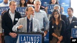 El representante por Illinois, Luis Gutiérrez, habla en un mitin de la campaña para la reelección del senador Mark Udall (centro derecha) de Colorado.
