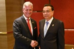 Penasihat Keamanan Nasional AS, Robert O'Brien (kiri), berjabat tangan dengan PM China Li Keqiang dalam pertemuan bilateral di Bangkok, Senin, 4 November 2019, di sela-sela KTT Asosiasi ke-35 Perhimpunan Bangsa-Bangsa Asia Tenggara (ASEAN).