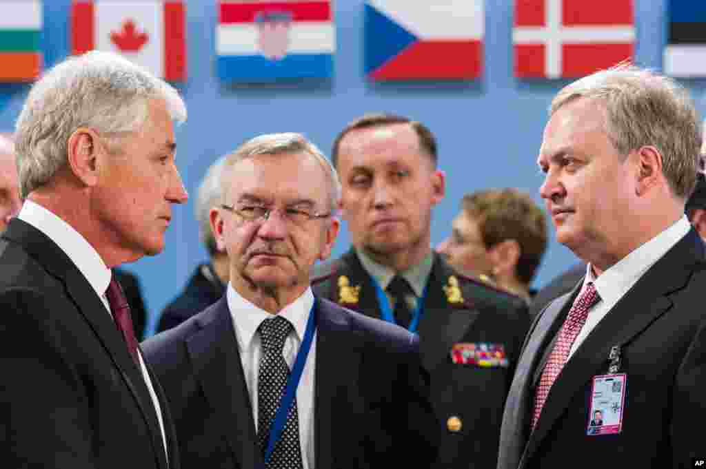 O secretário da Defesa dos Estados Unidos,&nbsp; Chuck Hagel, fala com o ministro da Defesa ucraniano, Oleksandr Oliinyk, antes de uma reunião entre ministros da Defesa da NATO e a Comissão NATO- Ucrânia em Bruxelas,&nbsp;Fev. 27, 2014.