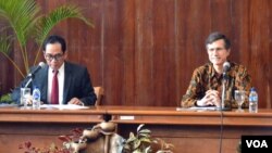 Duta Besar Amerika Serikat untuk Indonesia Robert O'Blake Jr (kanan) bersama Wakil Rektor Bidang Kerjasama dan Alumni UGM DR Paripurna Sugarda (VOA/Munarsih).