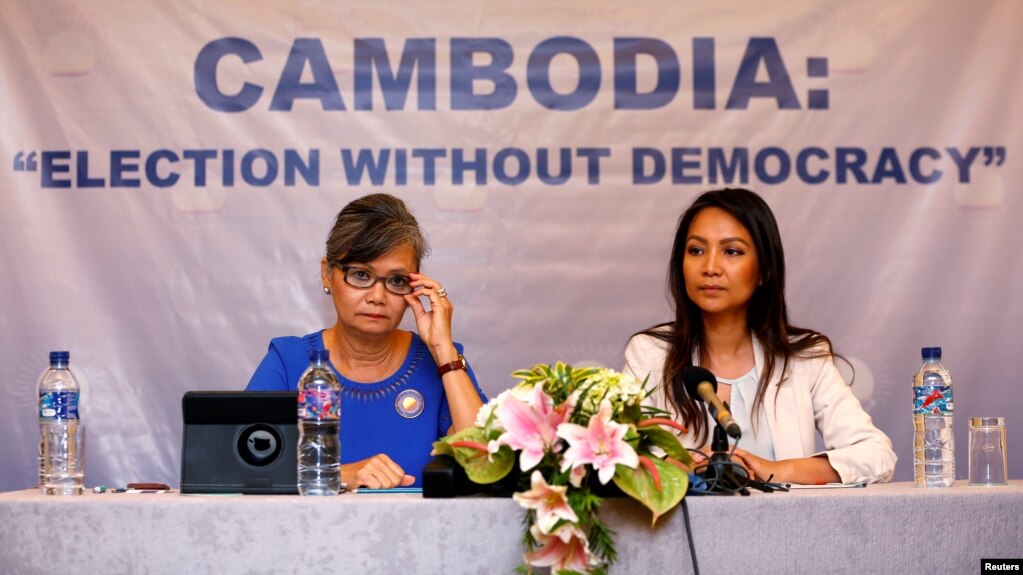 Vice President of the Cambodia National Rescue Party (CNRP), Mu Sochua (L) and CNRP's Deputy Director for Foreign Affairs, Monovithya Kem (R), hold a press conference in Jakarta, Indonesia, July 30, 2018.