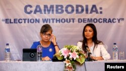 Vice President of the Cambodia National Rescue Party (CNRP), Mu Sochua (L) and CNRP's Deputy Director for Foreign Affairs, Monovithya Kem (R), hold a press conference in Jakarta, Indonesia, July 30, 2018.