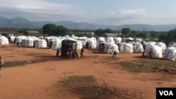 Plastic tents sprout on bare ground at Dambala Fachana, intended as a temporary refugee camp in northern Kenya. With recent heavy rains, some refugees have been moved to higher ground. (D. Gelmo/VOA)