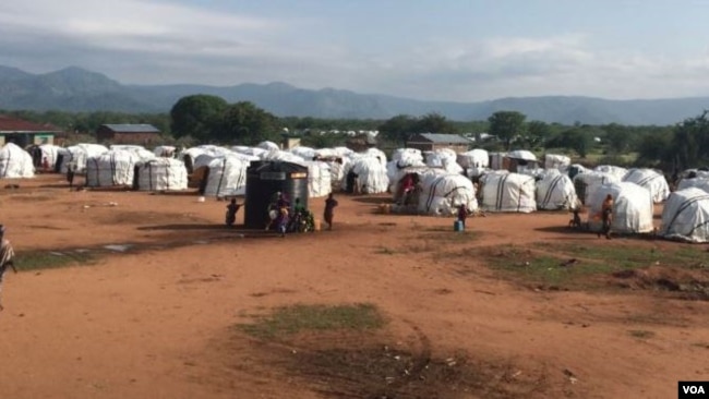 Plastic tents sprout on bare ground at Dambala Fachana, intended as a temporary refugee camp in northern Kenya. With recent heavy rains, some refugees have been moved to higher ground. (D. Gelmo/VOA)