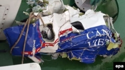Hình ảnh mảnh vỡ của chiếc máy bay tuần thám CASA 212 8983 của cảnh sát biển Việt Nam.