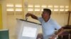 Un électeur dépose son bulletin dans l’urne dans une bureau de vote à Libreville, le 27 octobre 2018., 