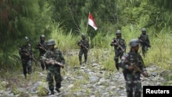 Tentara Indonesia berpatroli di perbatasan antara Papua Nugini dan Indonesia untuk memeriksa penanda batas di Waris, Keerom, provinsi Papua, 17 Maret 2016. (Foto: Antara/dok).
