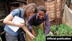 Author Danielle Nierenberg visits an urban gardening project in Kibera, Kenya—Africa’s largest urban slum. (Credit: Bernard Pollack)