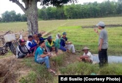 : Edi Susilo di tengah petani Ogan Komering Ulu Timur peserta Sekolah Tani yang dia dirikan sebelum menjadi politisi.(Foto: Dokumen pribadi)
