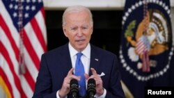 El presidente Joe Biden se dirige a la nación en un discurso sobre los esfuerzos de su administración para frenar la pandemia de COVID-19, el 21 de diciembre en Washington DC.