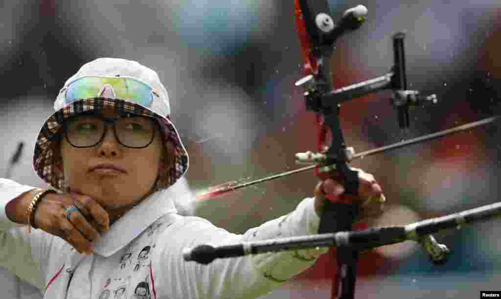 South Korea's Choi Hyeonju fires an arrow in the women's archery team gold medal match at the Lords Cricket Ground during the London 2012 Olympic Games July 29, 2012. REUTERS/Suhaib Salem (BRITAIN - Tags: SPORT OLYMPICS SPORT ARCHERY)