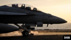 지난해 10월 미군 항공모함 시어도르루즈벨트 호에서 F/A-18A 전투기가 이라크와 시리아 내 ISIL 공습 임무를 수행하기 위해 출격하고 있다. (자료사진)