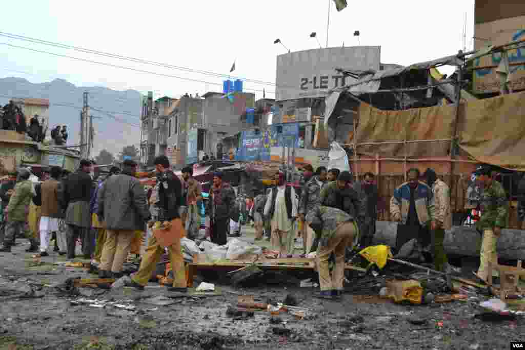 2013年1月10日，巴基斯坦奎达一处炸弹爆炸现场的警察和居民。（美国之音萨姆苏尔拍摄）