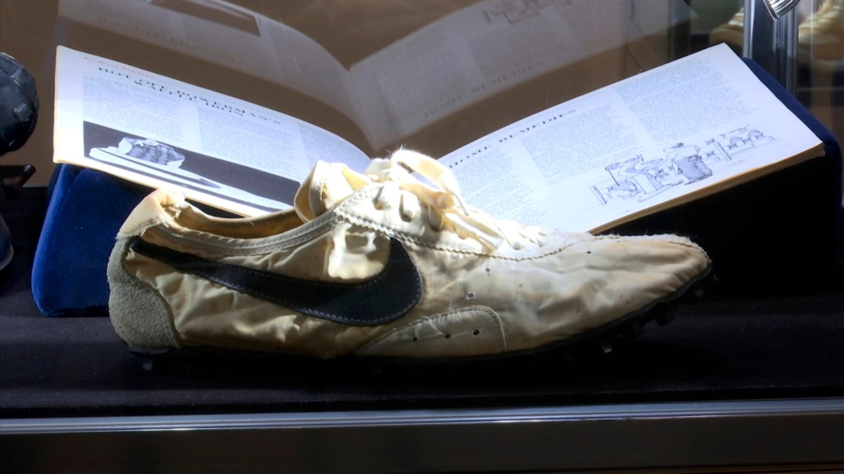 nike moon shoe history