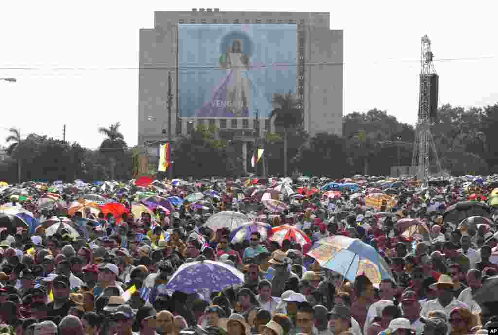 Maelfu ya waumini wahudhuria Misa inayoongozwa na Papa Francis kwenye Uwanja wa Mapinduzi Havana, Cuba, Sept. 20, 2015.