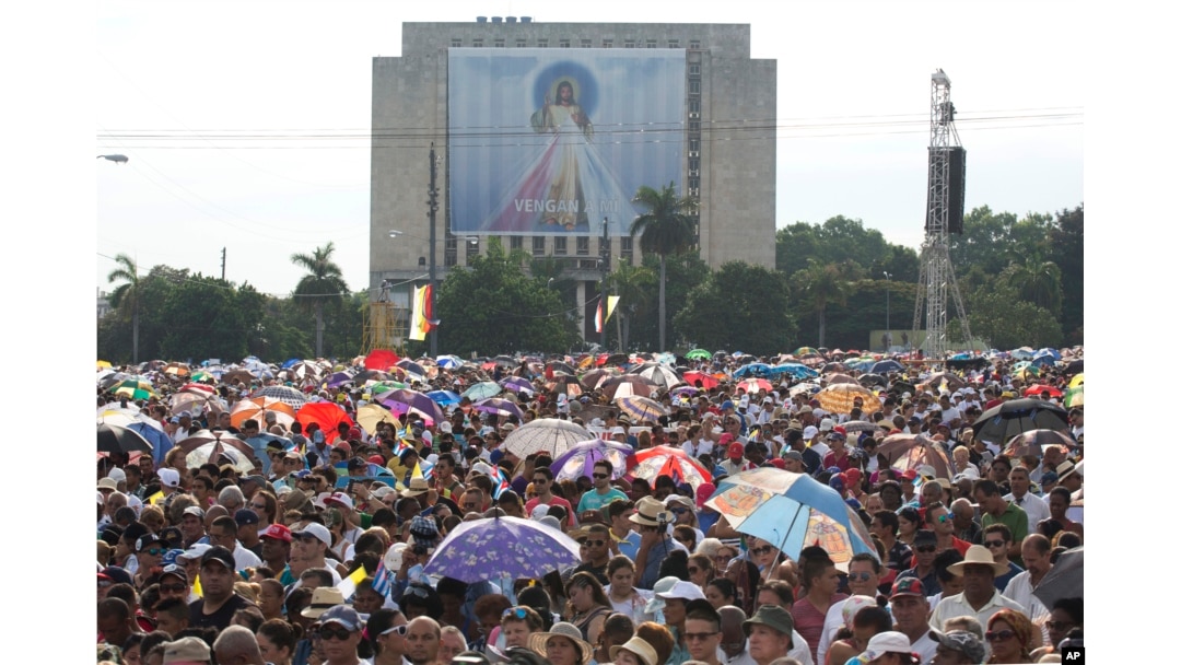 Hàng trăm nghìn người tham dự Thánh lễ tại Quảng trường Cách mạng ở Havana.