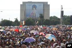 Faithful attend Mass celebrated by Pope Francis at Revolution Plaza in Havana, Cuba, Sept. 20, 2015.