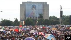 Umat Katolik hadiri Misa Minggu bersama Paus Fransiskus di Lapangan Revolusi di Havana, Kuba, 20 September 2015. 