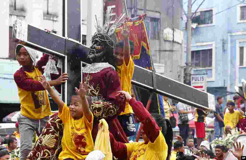 필리핀 마닐라에서 &#39;블랙 나자렌 축제&#39;에 앞서 검은 예수상을 실은 수레가 거리행진을 시작하고 있다. 블랙 나자렌 축제(Feast of the Black Nazarene)는 매년 1월 9일에 필리핀의 수도 마닐라의 키아포 성당(Quiapo Church)에 안치된 성상 &lsquo;블랙 나자렌&rsquo;을 수레에 싣고 거리를 행진하는 축제다.