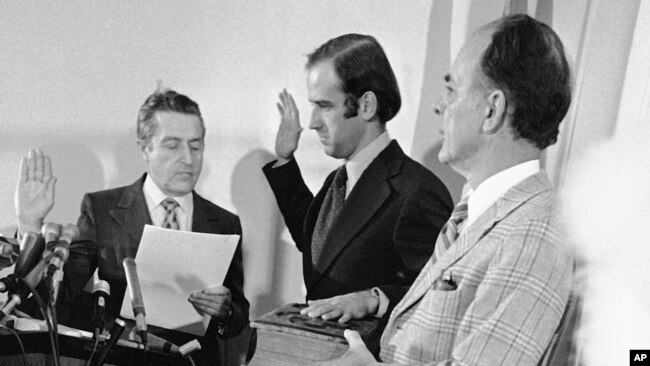 جو بائیڈن 1973 میں سینیٹ کا رُکن منتخب ہونے کے بعد حلف اُٹھا رہے ہیں۔