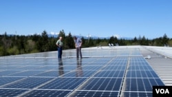 The new 75 kW community solar array on the roof of a Mason County Public Utility District No. 3 building in Shelton, Washington. (T. Banse/VOA)