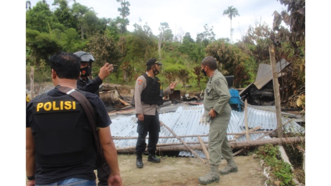 Polisi memeriksa bangunan yang dibakar dalam serangan kelompok teroris Mujahidin Indonesia Timur (MIT) pimpinan Ali Kalora di Dusun Lewonu, Desa Lemban Tongoa, Kecamatan Palolo, Kabupaten Sigi, Sulawesi Tengah, Sabtu (28/11/2020). (Foto: Courtesy/Humas Po