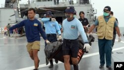 1月3日，印尼海軍將承載亞航墜機死者遺體送回岸上。