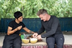 Penulis kuliner, Ade Putri Paramadita dan Gordon Ramsay saat makan durian di Sumatra Barat (dok: National Geographic/Justin Mandel)