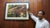 Tuy Sereivathana, country director of Fauna and Flora International Cambodia, describes a new gecko species found in Cardamon Mountain, at his office, in Phnom Penh, on April 22, 2016. (Nov Povleakhena/VOA Khmer)