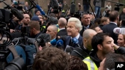 Anggota parlemen anti Islam Geert Wilders, tengah, berbicara kepada media selama kampanye di Spijkenisse, dekat Rotterdam (18/2). (foto: AP Photo/Peter Dejong)