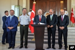 土耳其总理耶尔德勒姆(中）、军队参谋长和国防部长等人在记者会上（2016年7月16日）