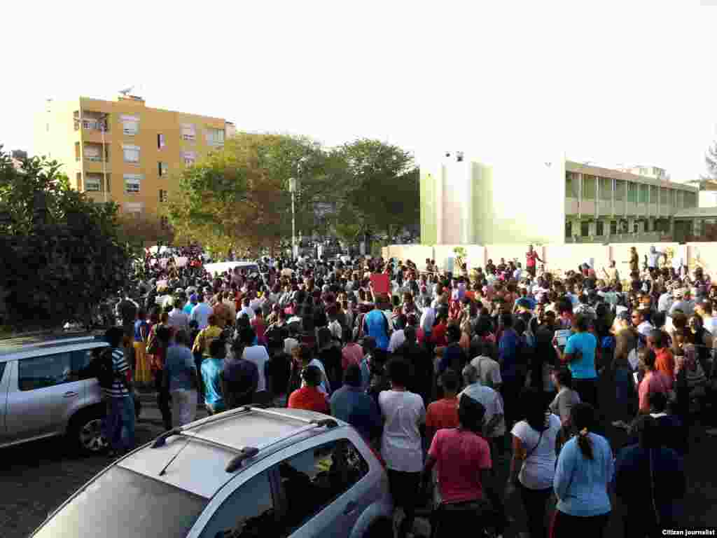 Cabo-verdianos manifestam-se contra aumento de salários e regalias dos políticos. Praia, 30 Março, 2015. Foto de Paulo Cabral