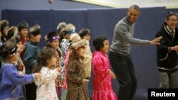 Presiden AS Barack Obama melakukan dansa tradisional Yup'ik di sebuah sekolah di kota Dillingham, Alaska (2/9).