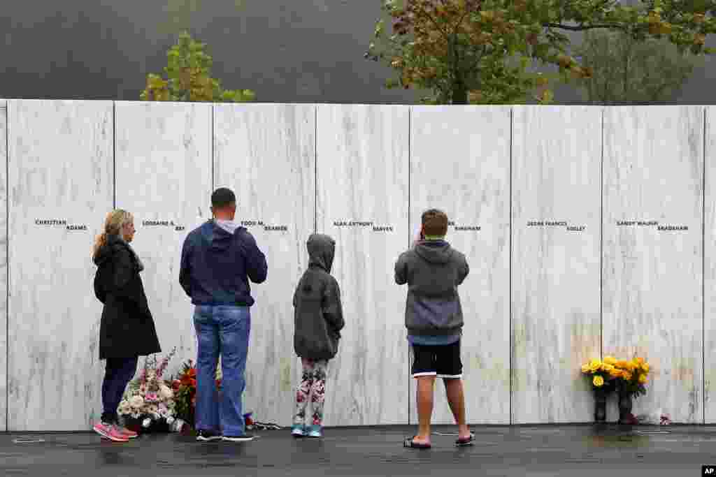 بازدیدکنندگان در بنای یادبود ملی پرواز ۹۳ در شنکسویل پنسیلوانیا. گفته شد این هواپیما توسط تروریست ها برای حمله به ساختمانی در شهر واشنگتن دزدیده شده بود.