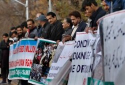 Pendukung kelompok masyarakat sipil, Jammu Kashmir Forum, ikut berunjuk rasa dalam memperingati Hari Hak Penentuan Nasib Sendiri, di Islamabad, Pakistan, Selasa, 5 Januari 2020.