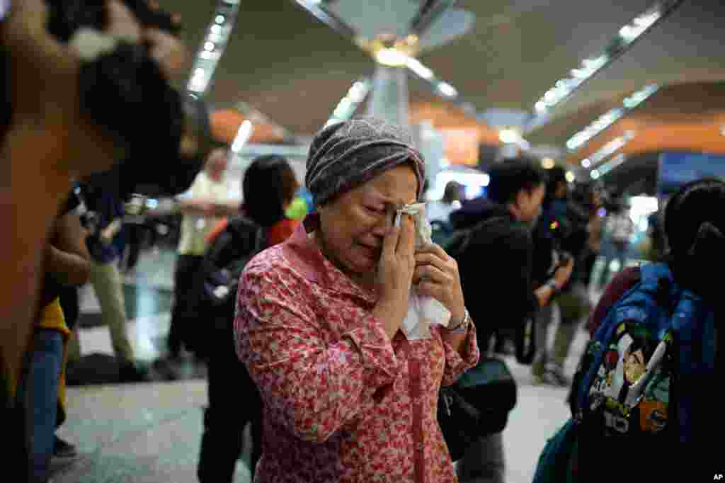 Reaksi seorang perempuan ketika menerima kabar tentang pesawat Malaysia Airlines yang jatuh di Ukraina Timur di Bandara Internasional Kuala Lumpur di Sepang, Malaysia.