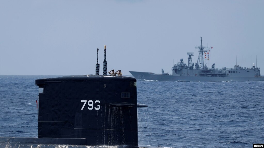 2018年4月13日，在宜兰海军基地附近的一次操演中，海龙号SS-793柴电潜舰浮出水面。海龙号和海虎号是台湾1980年代从荷兰购买的剑龙级柴电攻击潜舰。(photo:VOA)