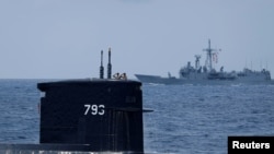 2018年4月13日，在宜兰海军基地附近的一次操演中，海龙号SS-793柴电潜舰浮出水面。海龙号和海虎号是台湾1980年代从荷兰购买的剑龙级柴电攻击潜舰。