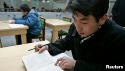 지난 2006년 평양 김책공대 학생이 영어로 된 교재를 읽고 있다. (자료사진)