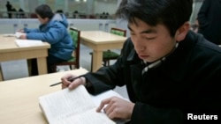 북한 평양의 김책공대 도서관에서 한 학생이 영어 교재를 보고 있다. (자료사진)