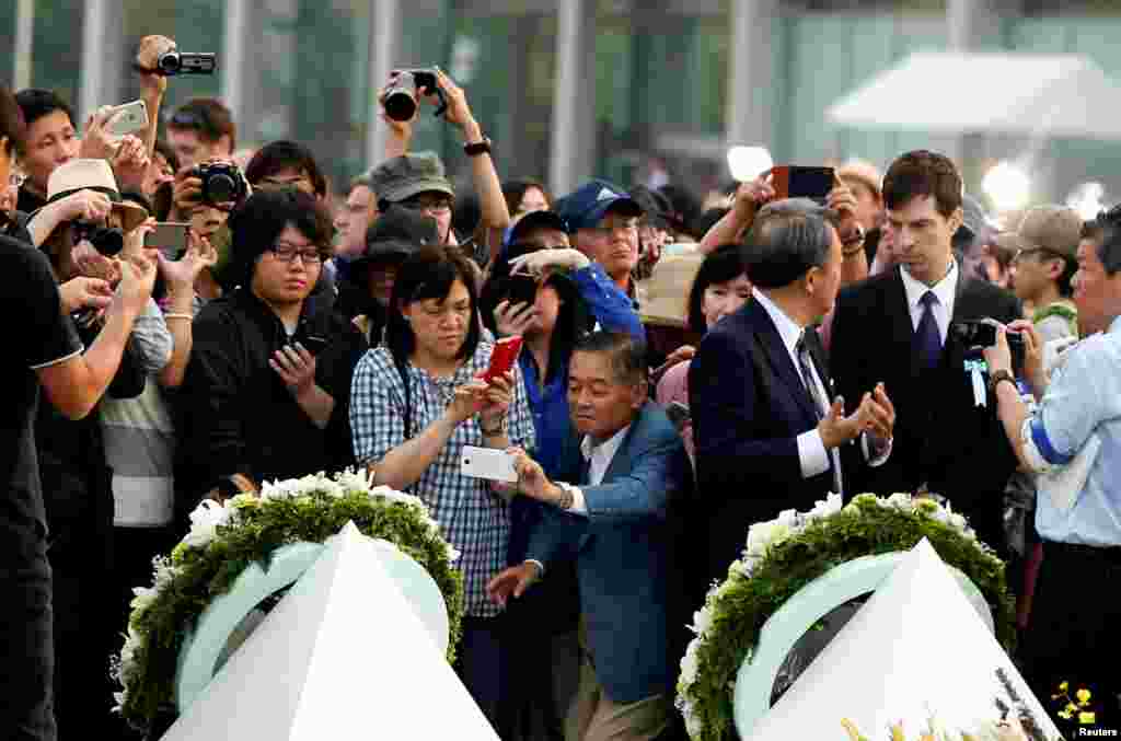 عکاسان و خبرنگاران در حاشیه حضور اوباما در بنای یادبود قربانیان هیروشیما.