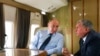 俄羅斯總統普京與俄羅斯石油公司(ROSN.MM)總裁伊戈爾·謝欽(Igor Sechin) 在飛機上交談。（2018年8月27日）